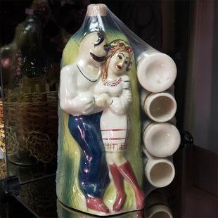 Бутылка сувенирная с рюмками "Козак с девушкой" (h-30 см) SH002